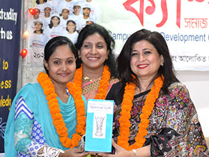 Managing Director and CEO of Green Delta Insurance Company, Farzanah                  Chowdhury is giving Special Gift to a Participant of the Apprenticeship Program as Chief Guest. Dr. M Helal is presiding over. (2014)